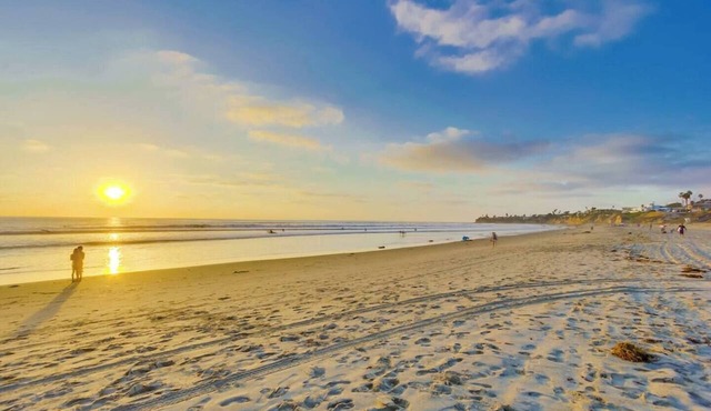 Direct beach access, ocean view, pool and parking in San Diego