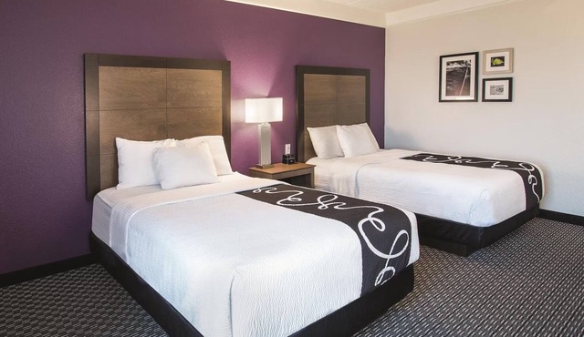 Discover Arlington’s Magic: Comfort-Filled Stay by Six Flags & Stadium! in Arlington