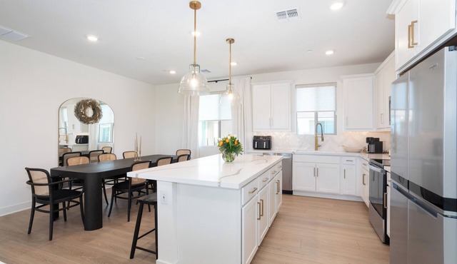 Discover Desert Luxury: Stunning 2-Bedroom, 2-Bath Condo, Pool, Dog Park & MORE in Phoenix