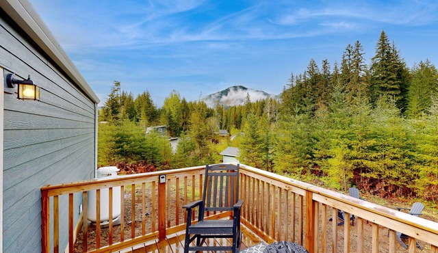 Dog-friendly mtn-view cabin near river with firepit, small deck, & washer/dryer in Carson