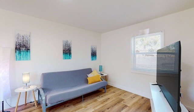 Dog-friendly & spacious coastal retreat with full kitchen - near parks & golf in Riverside