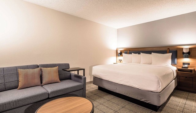 Easily-Accessible Hotel! Outdoor Pool, Close to Galleria Dallas, Pets Allowed! in Richardson