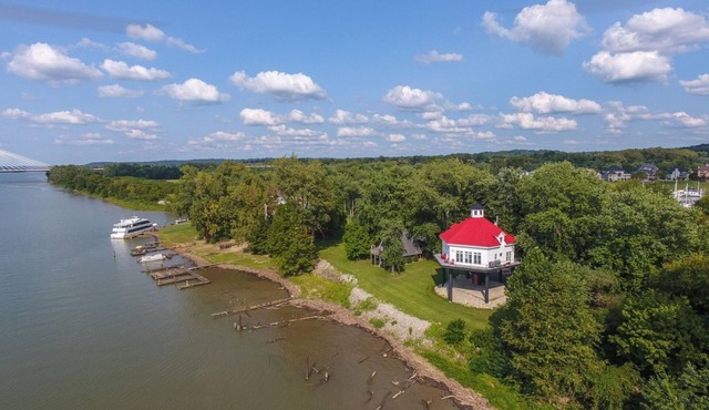 Enchanting Riverfront Nest! Beautiful 3-Bedroom Lighthouse with Panoramic Views! in Prospect