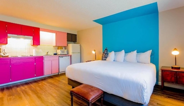 Endless Views and Relaxation! Pets Allowed, Kitchenette, Free Parking! in Seaside