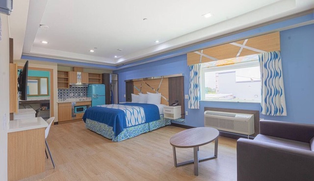 Enjoy Affordable Comfort Near Attractions at Spacious Room in Southwest Houston in Houston