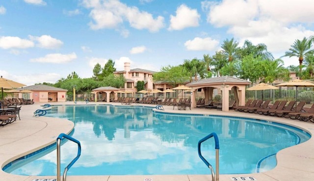 Ensuring a Very Comfortable & Memorable Stay! Outdoor Pool, Parking! in Scottsdale