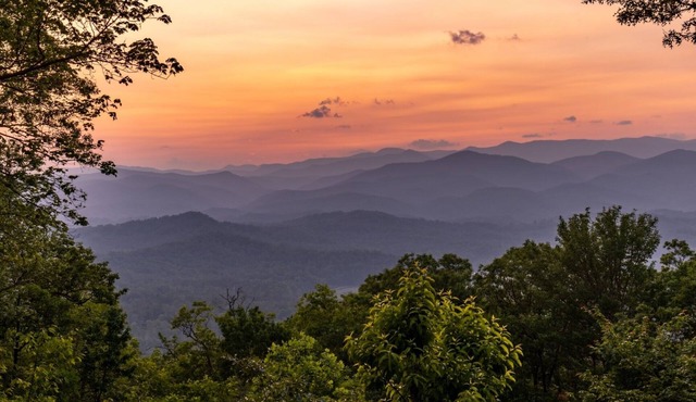 EPIC Blue Ridge SUNSET VIEW, 12 acres, light/bright 10 min to dtn! Dogs welcome! in Brevard