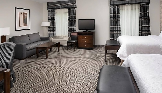 Everything You Need For The Perfect Vacation! 3 Units, Indoor Pool, Breakfast! in Athens
