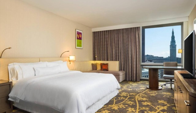 Experience Comfort and Convenience at this Sleek Room w/Central Location in Cleveland