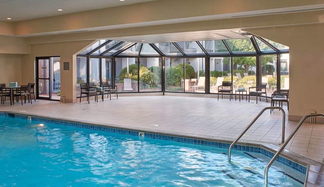Experience Maximum Comfort! Spacious Unit, Indoor Pool, Pets Allowed with Fee in Eden Prairie