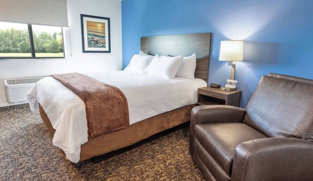 Explore Buckeye with Ease—Pet-Friendly Accommodation and Free Parking Await in Buckeye