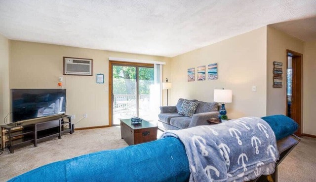 Explore Downtown Rockford! Charming Condo Retreat in Rockford