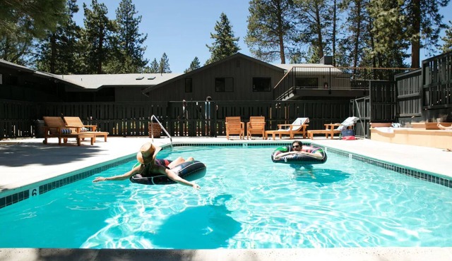 Familly Rooms | Pets are Welcome | 5 Relaxing Rooms | Lake Tahoe Retreat in South Lake Tahoe