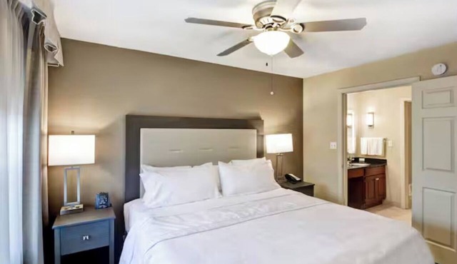 Family 2BR Suite | King & 2 Queens | Full Kitchen | Free Breakfast in Overland Park