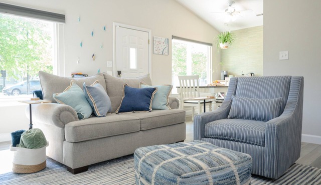 Family Friendly Beach Bungalow 2 blocks to beach, minutes from Hampton U & LAFB in Hampton