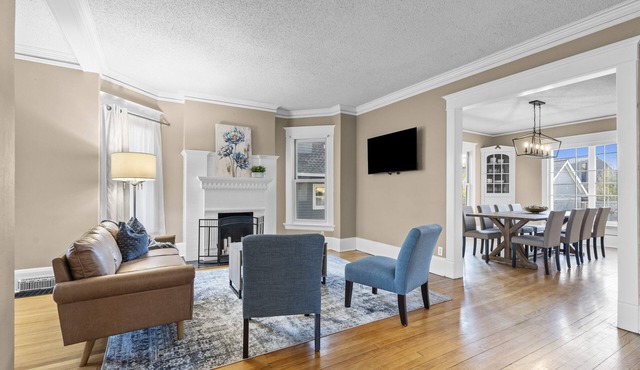 Family-sized Modern Historic Home Downtown Close to Everything in Cedar Rapids