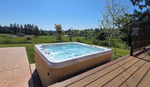 Fantastic 4 BR Countryside Home - Mountain views, Hot tub, Close to town and UO! in Springfield