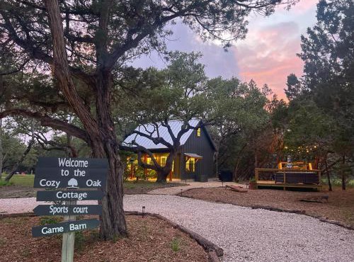 Feed Deer and Chickens Cozy Cottage 8 min to Boerne in Boerne