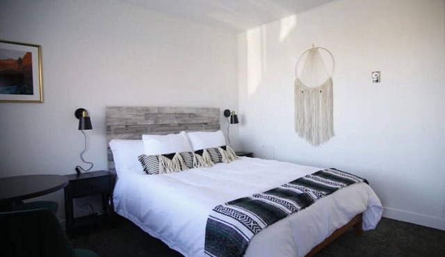 Fillmore Lodge: Bright Queen Room, Lowest Price! in Fillmore