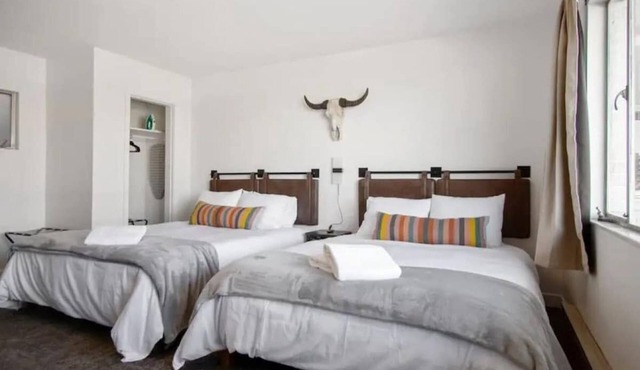 Fillmore Lodge: Comfortable 2 Double Queens Room in Fillmore