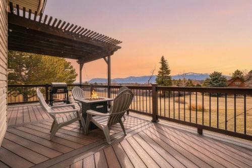 Foxwood Acres Family Home Hot Tub & Mountain Views in Colorado Springs