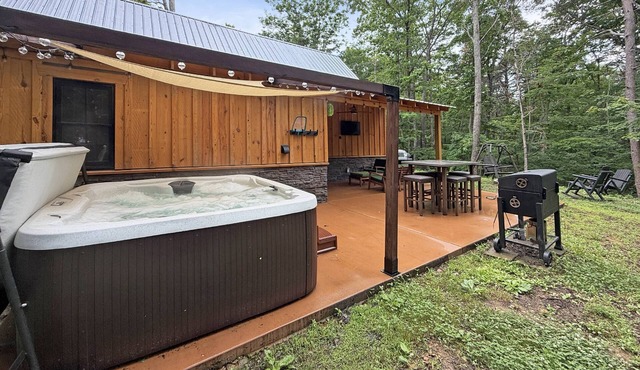 Free Ruby Falls Ticket & More -Hot Tub -Putt Putt-Firepit & Fireplace-2 mi to Cloudland Canyon in Rising Fawn