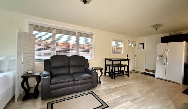 Fully Equipped Studio - Laundry - 65” Samsung Smart TV - Off-Street Parking in Cottage Grove