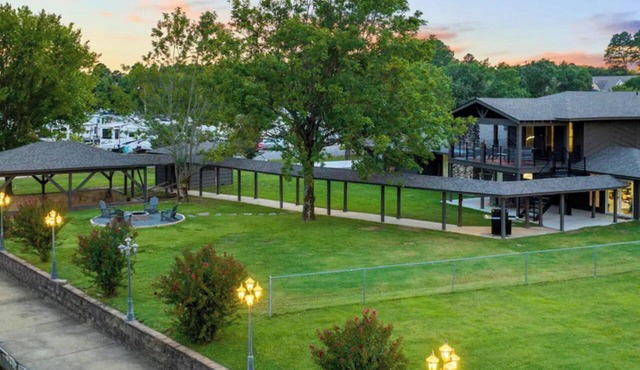 Game Room | Karaoke | Lakefront | Sleeps 15 in Hot Springs