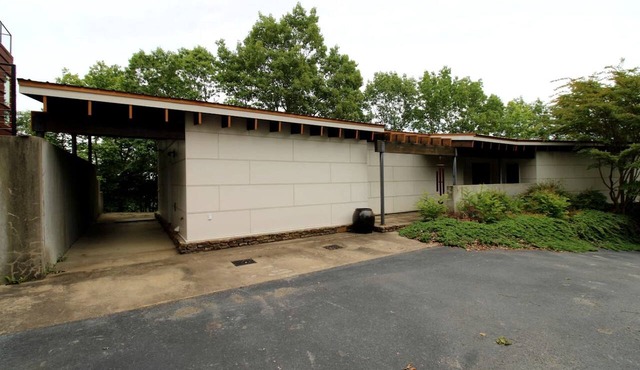 Gorgeous and Secluded Cabin with Lakefront Views and a Rooftop Terrace, Perfect for a Peaceful Weekend Away in Edgemont