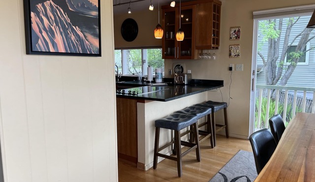 Gorgeous Downtown 3 Bed 2 bath Home & Sauna Walking distance downtown Anchorage in Anchorage