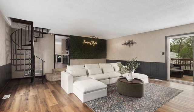 Great Home Sleeps 10 Close to Arrowhead Football in Independence