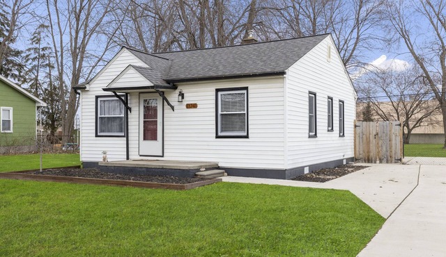Great Location! Cozy Home with Huge Backyard in Warren