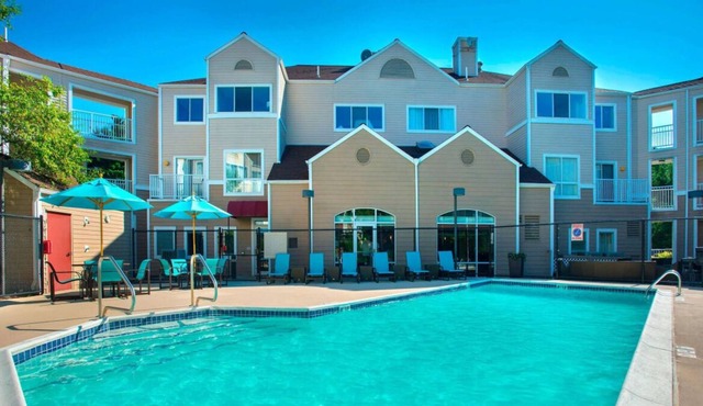Great Relaxing Overnight Stay! Free Parking, Pets Allowed, Onsite Swimming Pool in Westborough