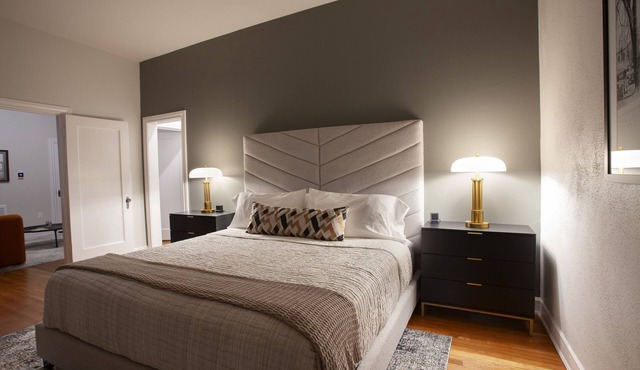 Greyhound Inn - Deluxe King Suite in Tyler