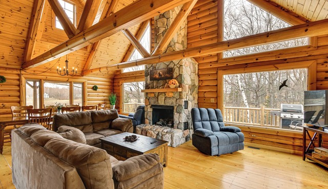 Group Fun on Tittabawassee River! Large Log Cabin in Beaverton