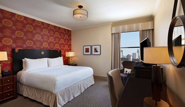 Have a Blast on Sixth Street! Swimming Pool, Pets Allowed, Near Zilker Park! in Austin