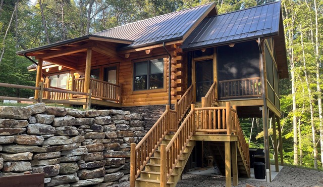 "Hilltop Hideaway" - A "GEM" in beautiful Hocking Hills ! in Logan