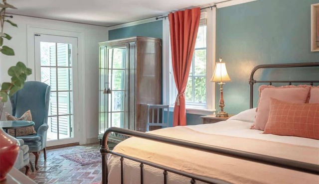 Historic Suite with Fireplace & Patio-Altamont in Charlottesville