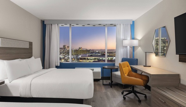 Holiday Inn Express & Suites Phoenix Midtown by IHG in Phoenix