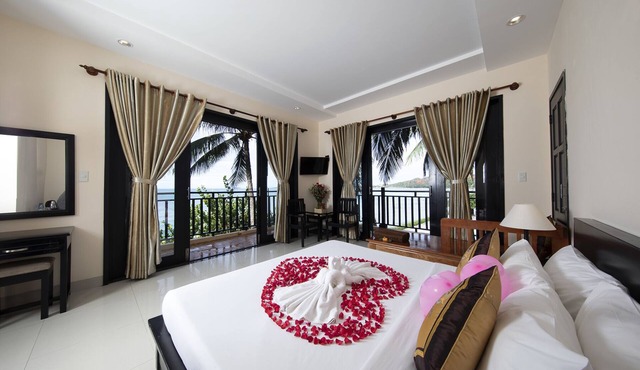 Hon Rom Central Beach Resort
