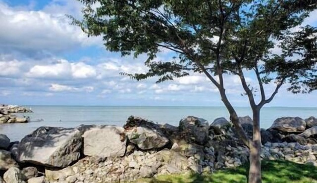 Hot Tub-Lake Erie Beach House, Lake Front in Carroll Township