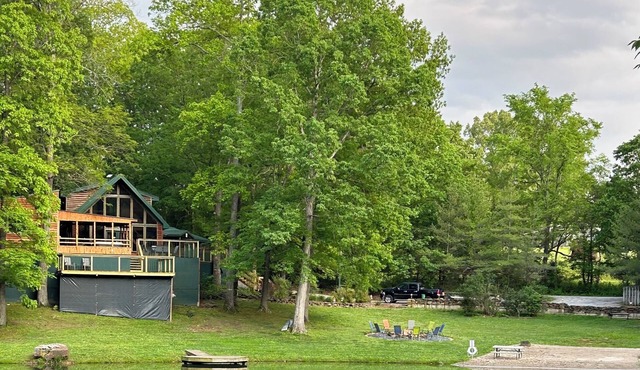 HotTub! FirePit, Private 2.5 acre Pond, 2 Kayaks! GameRoom! Slps12+ in Dongola