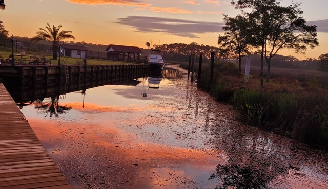 HotTub/Fish/RIVER FRONT/DOGS/SUMMER POOL.RIGHT BY GULF AND BEACHES. BRING BOAT! in Gautier