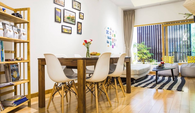 HUGE - MODERN HOME - LUXURIOUS - NEAR DISTRICT ONE