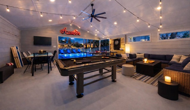 Huge Patio Game Room w/Pool - 18 Beds - Downtown in Austin