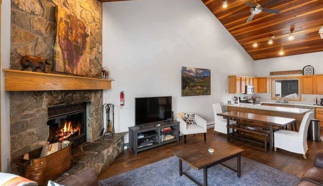Incredible Ski-Access: 3 Bed Chalet with HotTub in Big Sky