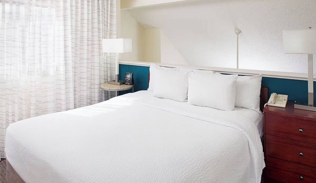 Inviting Studio with Full Kitchen | Outdoor Pool Access in Ontario