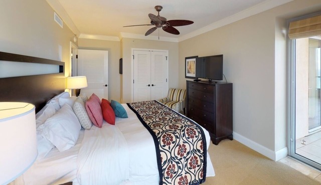 Island Elegance: Beach Retreat Near Kapalua Airport! Onsite Pool, FREE Parking in Lahaina