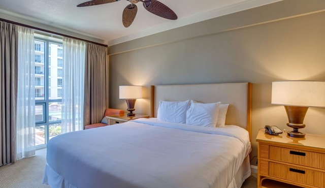 Island Elegance: Beach Retreat Near Kapalua Airport! Onsite Pool, FREE Parking in Lahaina