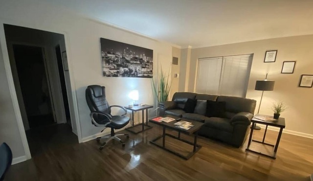 KC Plaza One Bedroom with Gym/Pool/Parking in Kansas City